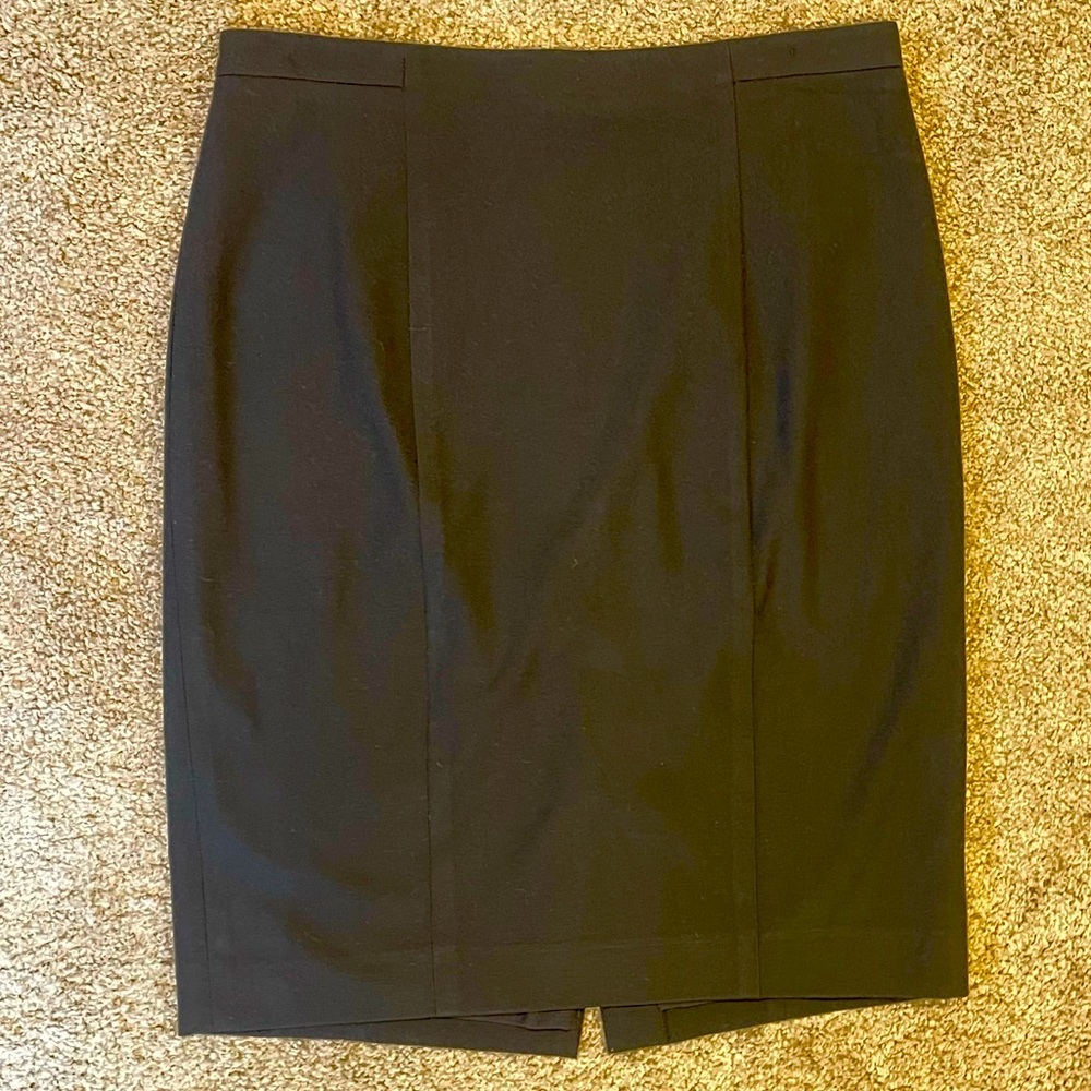 EUC. Ann Taylor Black Pencil Skirt. Size 8 Petite.